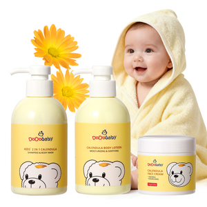 Set di Prodotti <span class=keywords><strong>per</strong></span> la Cura dei Capelli del Bambino a Marchio Privato, Naturali, Vegani e Biologici: Crema Viso alla Calendula con Vitamina, Lozione Corpo, <span class=keywords><strong>Shampoo</strong></span> e Bagnoschiuma <span class=keywords><strong>per</strong></span> Bambini - Product Image 1