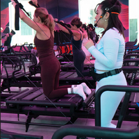 Machine d'entraînement professionnelle à résistance coulissante, Reformer Pilates multi-spring pour l'entraînement commercial de Pilates Pro