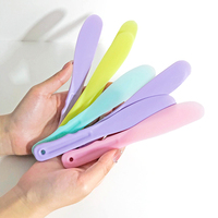 Spatule en plastique lisse rose vert personnalisée de haute qualité Masque de crème pour le visage portable Cuillère à mélanger Spatules cosmétiques de maquillage en silicone
