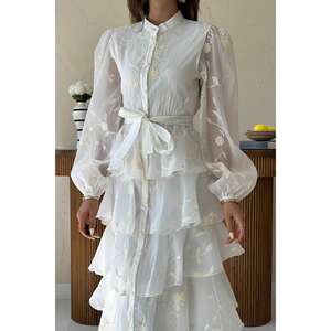 Robe de mariée élégante en mousseline de soie blanche brodée, à col montant, coupe trapèze, ceinturée, style vintage, respirante - Product Image 1