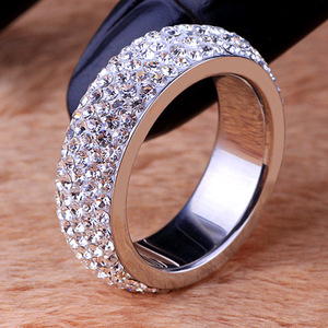 Bague pour femme en acier inoxydable 6 mm, style diamant avec cinq rangs de pavés, cadeau de bijoux - Product Image 1