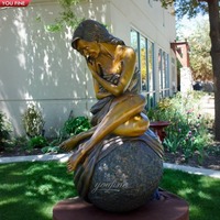 YOUFINE - Estatua de Mujer de Bronce de Tamaño Real Apoyada en un Barandal, Escultura de Figura Femenina Realista para Decoración de Jardín Exterior