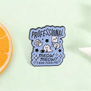 Spilla in smalto professionale a forma di gatto da ufficio, con cornice ondulata azzurra, slogan 'Business Kitty <span class=keywords><strong>Meow</strong></span> Feed Me', per decorazione zaino - Product Image 1