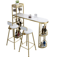 Table de bar moderne nordique en pierre frittée avec porte-bouteilles, structure en métal doré, comptoir de bar autoportant pour appartement