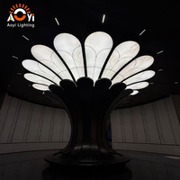 Plafonnier LED en verre/cristal en forme de fleur, sculpture en métal, panneaux en forme d'éventail pour hall d'hôtel de luxe, grand atrium, sur mesure