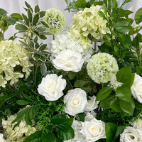 Centre de table de mariage artificiel sur mesure, arrangement floral artisanal d'hortensias et de roses pour la décoration d'événements et de fêtes