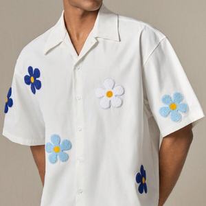 Camisa de chifón de manga corta para hombre, estilo streetwear, casual, de corte holgado, con logo personalizado y aplique de parche flocado. - Product Image 4