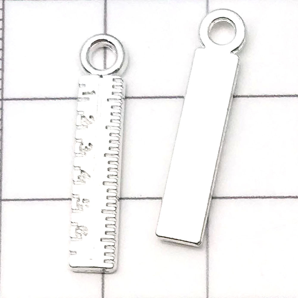Une règle argentée brillante - 0,7g - 5*24mm - 20216