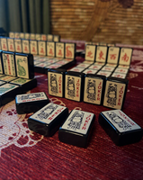 Jeu de tuiles de Mahjong américain avec caractères chinois traditionnels, points en bambou, dragons, jokers et bordure noire