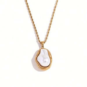 Collier en acier inoxydable personnalisé de luxe, pendentif élégant en perle d'eau douce plaqué or 18 carats, bijoux pour femmes - Product Image 1
