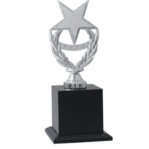 Elegante trofeo de reconocimiento corporativo con grabado personalizado para celebraciones de éxito empresarial, premios y trofeos de metal con forma de estrella. - Product Image 1