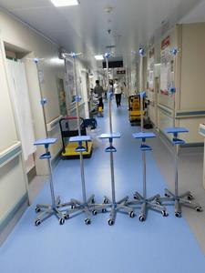 Poste IV portátil de acero inoxidable al mejor precio, Base de fundición de hierro de 5kg con 4 ganchos, muebles de Hospital para centros médicos - Product Image 4