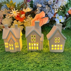 ที่ใส่เทียนรูปบ้านชนบทยุโรปทำจากเซรามิกสีขาวบริสุทธิ์ งานแฮนด์เมด ของตกแต่งคริสต์มาส ของขวัญตกแต่งที่ปรับแต่งได้ - Product Image 2