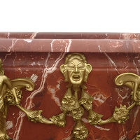 Baignoire autoportante rectangulaire en marbre rouge-brun avec pieds en griffes de lion et masque de lion doré pour villa et hôtel