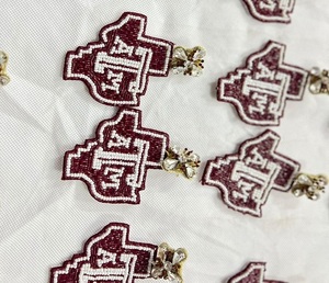 Pendientes de tuerca con alas de cuentas de semillas de nuevo diseño clásico personalizado, pendientes elegantes con lazo de perlas para aniversarios de Navidad, ropa de noche - Product Image 2