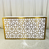 Comptoir de bar rectangulaire en acier inoxydable doré avec plateau en MDF blanc pour événements extérieurs et mariages