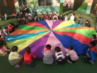 Hochwertiger 6FT Langlebiger Mehrfarbiger Kinder-Regenbogen-Fallschirm mit 8 Griffen für Schul- und Outdoor-Teamspiele mit Individuellem Logo