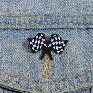 Spilla con bandiera da corsa in bianco e nero con spilla in smalto a scacchiera personalizzata divertente in metallo - Product Image 1