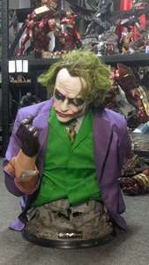 Estatua de Busto del Joker en Resina en Existencia - Coleccionable del Villano de Batman de DC Comics - Product Image 2