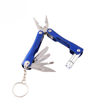 Pince multifonctionnelle d'extérieur 6-en-1 en acier inoxydable, pliable, avec lampe torche LED et porte-clés métallique