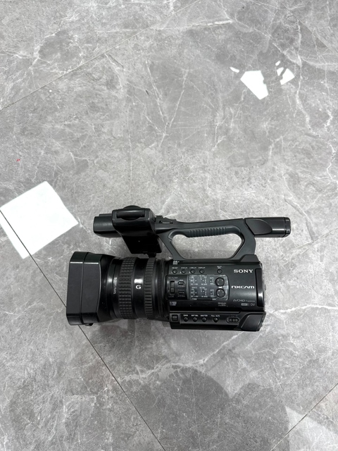 Professional Camcorder Sonys HXR-NX100 NXCAM Handheld Camera