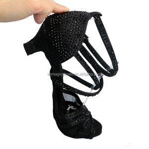 Scarpe da ballo in <span class=keywords><strong>raso</strong></span> nero personalizzate tacco basso donna latino con <span class=keywords><strong>sandali</strong></span> da ballo in strass <span class=keywords><strong>neri</strong></span> - Product Image 5