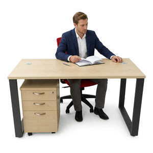 Escritorio de Oficina Rectangular Extensible con Patas de Metal Modernas, con Tablero de Aglomerado Resistente y Acabado de Melamina para Uso Comercial o Doméstico - Product Image 1