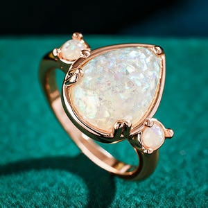 Anello da donna con pietra a goccia iridescente, gioiello da dito minimalista ed elegante - Product Image 2