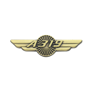หมุดปีกโลหะ A319ของที่ระลึกการบินสลักโลหะสังกะสีอัลลอยหล่อขึ้นรูปโบอิ้งแอร์บัสสำหรับเป็นของขวัญ - Product Image 1
