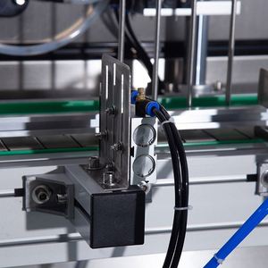 Machines de remplissage à 4 têtes pour pâte de sauce chili, shampoing, savon, bouteilles en plastique, jus d'orange, miel, parfum et boissons alcoolisées - Product Image 5