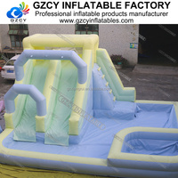 Château gonflable pastel avec toboggan et piscine pour fêtes en plein air