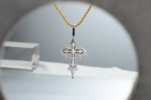Vente en gros Nouveauté Pendentif Croix Catholique Flèche en Argent S925 Plaqué Or 18 carats, serti de Zircon Cubique 5A, style Hip-hop Bling Iced Out pour Mariage - Product Image 5