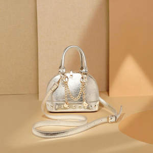 Bolso bandolera impermeable para mujer 2026, de piel sintética con cadena y textura metálica. - Product Image 1