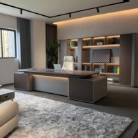 Bureau de direction en L de luxe, finition bois chaud, panneau LED à lattes diagonales, prise intégrée pour suite de bureau complète