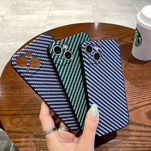 Funda suave con diseño de rayas de fibra de carbono en contraste de color, compatible con iPhone 15, cubierta completa a prueba de golpes. - Product Image 3