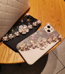 Étui de téléphone portable de luxe avec fleurs en perles brillantes et diamants pour iPhone 15 14 13 12 11 Pro Max 7 8 Plus Housses pour téléphones - Product Image 5