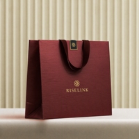 Sac en papier cosmétique de luxe avec logo estampé or, sac d'emballage cadeau élégant, sac de transport écologique en gros pour les boutiques de beauté