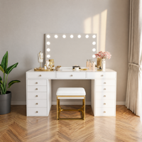 Coiffeuse avec miroir à ampoules LED et tabouret à cadre doré pour chambre parentale spacieuse et luxueuse