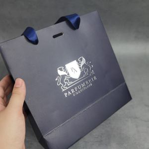 Bolsas de Compra de Papel Azul Marino Personalizadas con Asas de Cinta de Satén Azul Rey - Bolsas de Regalo de Lujo para Perfumes y Cosméticos - Product Image 4