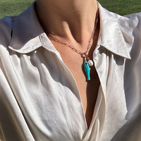 Collier pendentif en laiton plaqué or Gemnel, série petits poissons colorés, avec pierres naturelles Lapis Lazuli, Nacre et Ambre