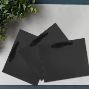 Sacs en papier noirs pour emballage de bijoux et vêtements, avec logo en relief personnalisé, pour boutiques de détail et cadeaux, fabriqués à Guangdong - Product Image 3