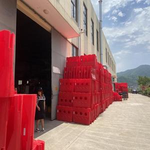 Bollard de sécurité routière en plastique moulé par soufflage et rotomoulage, à trois trous, rempli d'eau, pour projets d'ingénierie municipale - Product Image 2