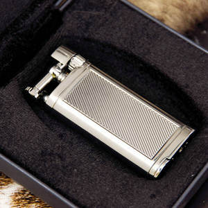 Briquet coupe-vent en métal avec flamme nue, accessoire de fumeur, cadeau d'affaires pour garçons, avec design incliné pour pipe - Product Image 4