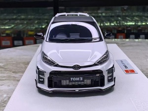 MODELO <span class=keywords><strong>DE</strong></span> COCHE <span class=keywords><strong>DE</strong></span> RESINA A <span class=keywords><strong>ESCALA</strong></span> <span class=keywords><strong>1</strong></span>:<span class=keywords><strong>18</strong></span> DEL TOM'S GR Yaris 2022, Juguete Fundido a Presión, Pieza <span class=keywords><strong>de</strong></span> Exhibición <span class=keywords><strong>de</strong></span> Modelo Automotriz Personalizado, Blanco Brillante/Perla - Product Image 3