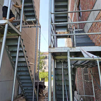 Escaliers d'évacuation en cas d'incendie |   Escaliers en acier pour sorties de secours avec garde-corps de sécurité conformes aux normes ISO