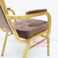 Chaise de banquet empilable en métal doré avec accoudoirs, siège rembourré en velours, pour mariage, salle à manger, hôtel et événements – Vente en gros