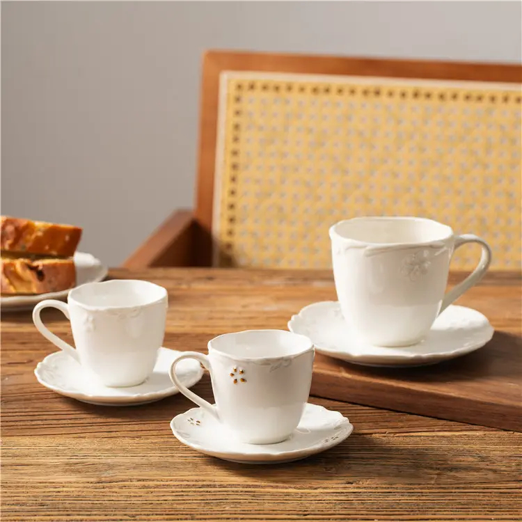 Nuovo stile europeo semplice stile di lusso oro decalcomania bordo fiore bianco porcellana latte tazza e piattino ceramica tazza di caffè set per il regalo