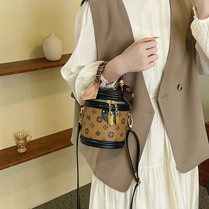 กระเป๋าถือทรงกระบอกหนังแท้กันน้ำลายพิมพ์เรโทรแฟชั่นปี 2026 สำหรับผู้หญิง ขายดี - Product Image 1