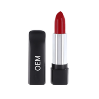 Rouge à lèvres personnalisé hautement pigmenté, cruelty-free, avec formule crémeuse hydratante enrichie en vitamine E, dans un tube magnétique.