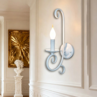 Applique murale LED rustique européenne à 1 lumière en fer blanc pour chambre, salon et couloir
